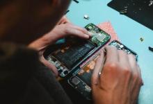 苹果开始销售用于iPhone自我修复的零件