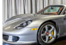 这辆保时捷卡雷拉GT被精美地重新粉刷以匹配车主的LaFerrari