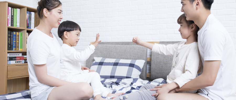 摄图网_500962253_wx_家庭生活床上猜拳（企业商用）