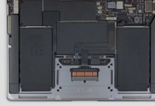 M2MacBookAir内部展示了无风扇设计带有覆盖SoC的散热器